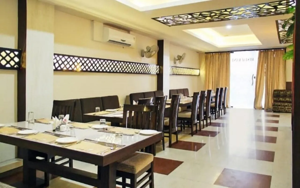 אגרה Om Sai Nath Hotel & Restaurant By Wb Inn 0*,